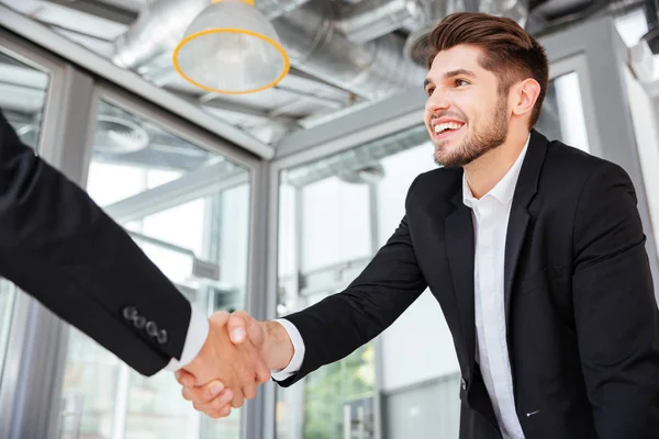 Zwei erfolgreiche Geschäftsleute geben sich bei Geschäftstreffen im Amt die Hand — Stockfoto