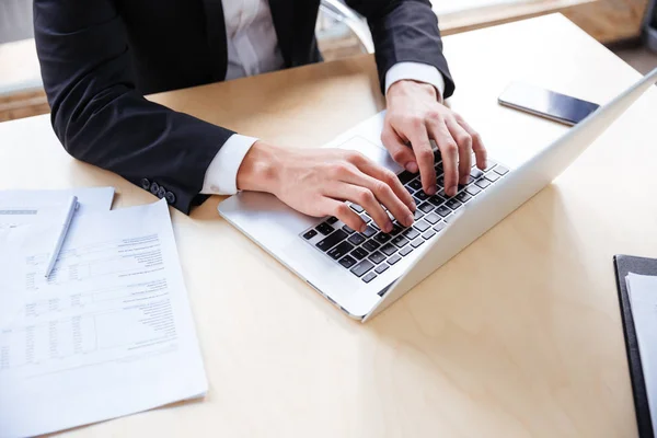 Mãos de jovem empresário trabalhando usando laptop no escritório — Fotografia de Stock