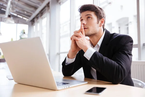 Affärsman tänkande och använder laptop i office — Stockfoto