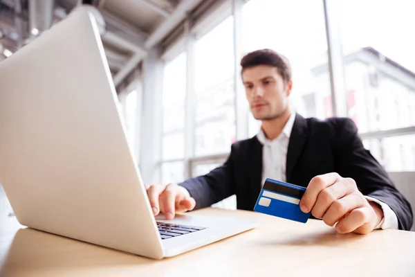 Laptop ve kredi kartı kullanma office iş adamı — Stok fotoğraf