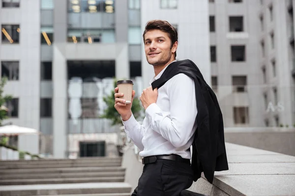 도시에서 커피를 마시는 행복 한 젊은 사업가 — 스톡 사진