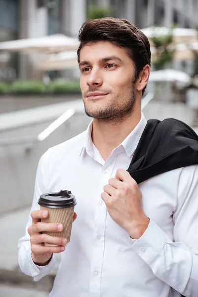 有吸引力的年轻商人，在户外喝咖啡 — 图库照片
