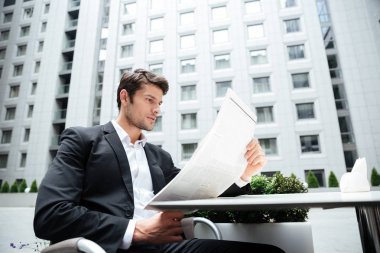 İşadamı açık kafe gazete okuma