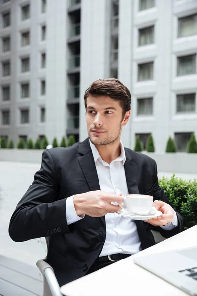 Empresário bebendo café no café ao ar livre — Fotografia de Stock