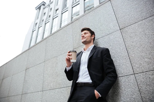 アウトドア コーヒーを飲む陽気な若いビジネスマン — ストック写真