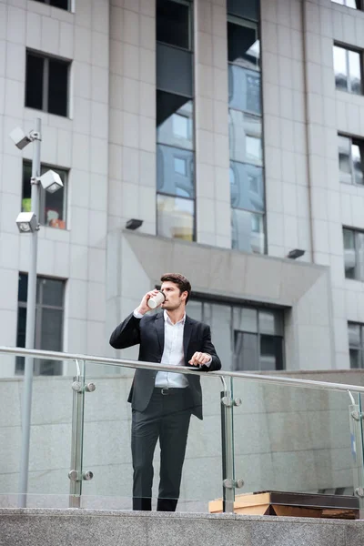 Homme d'affaires debout et boire du café près du centre d'affaires — Photo