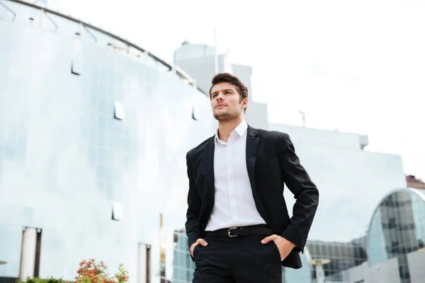 Självsäker ung affärsman promenader i staden — Stockfoto