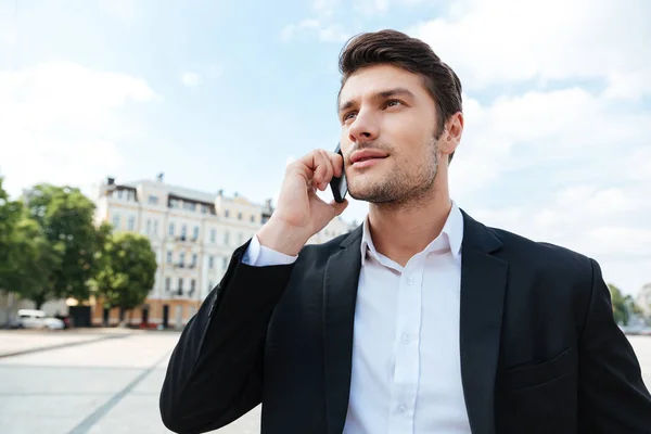 Pewny siebie, młody biznesmen, rozmowy na telefon komórkowy na zewnątrz — Zdjęcie stockowe