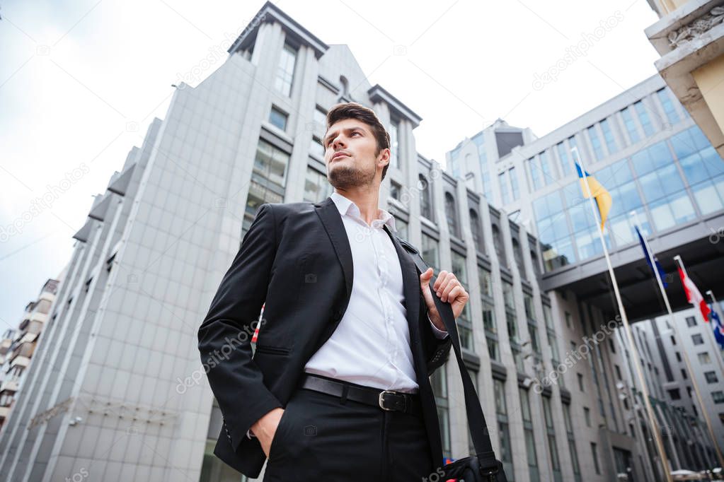 Люди в здании. Человек на фоне здания. Бизнесмен на фоне здания. Бизнесмен на фоне города. Мужчина бизнесмен у здания.
