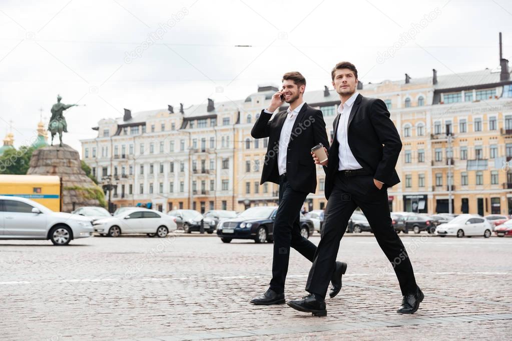 идут как то два мужика. два человека стоят спиной. двое идут по дороге. идут как то два мужика. парень и девушка.