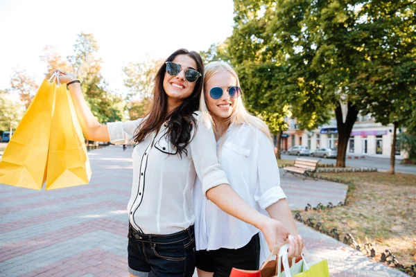 Dvě krásná mladá žena nakupovat ve městě — Stock fotografie