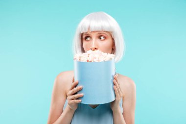 Sevimli kadın yüzünü marshmallow kutusuyla arkasında saklanıyor