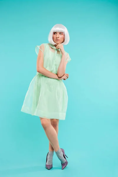 Attraktiv blond ung kvinna i klänning och högklackat skor — Stockfoto