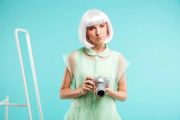 Beautiful young woman photographer holding photo camera — Stock Photo, Image