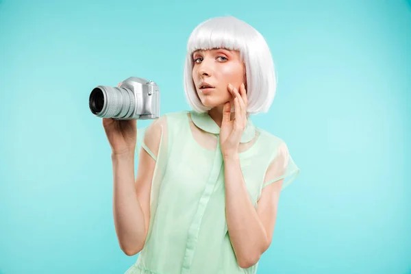 Retrato de mulher fotógrafo de moda com câmera de foto moderna — Fotografia de Stock