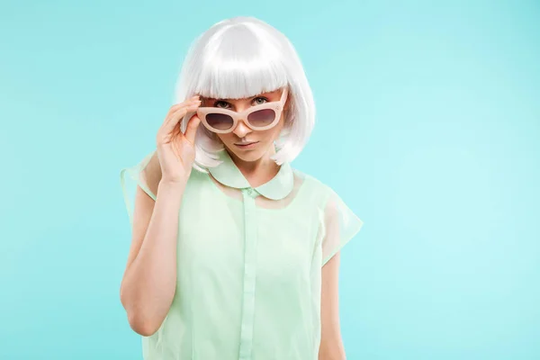 Porträtt av vacker ung kvinna i solglasögon och blond peruk — Stockfoto