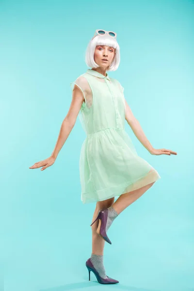 Charmiga blond ung kvinna i klänning stående på ett ben — Stockfoto
