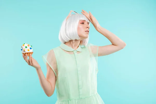 Smutný naštvaný blondýnka mladá žena odmítá sladké košíčky — Stock fotografie