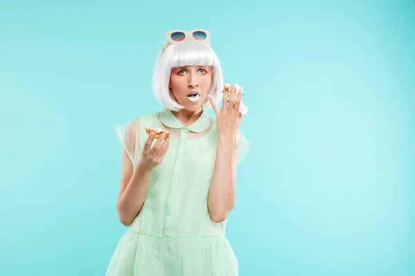 Charmiga blond ung kvinna äta cupcake av händer — Stockfoto