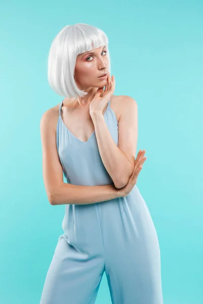 Attraktiv blondee ung kvinna står och poserar — Stockfoto