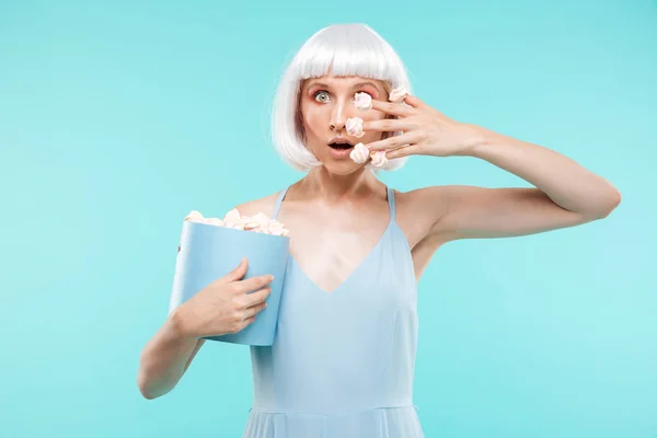 Lekfull förvånad kvinna stå och spela med marshmallows på fingrar — Stockfoto