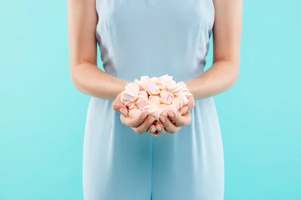 Handen van de jonge vrouw met marshmallows — Stockfoto