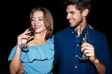 Geceleri birlikte şampanya içmek güzel genç çift gülümseyen