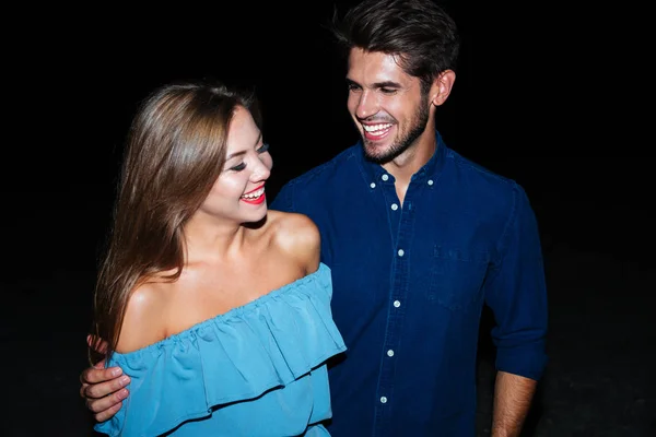 Fröhliches junges Paar, das sich umarmt und gemeinsam lacht — Stockfoto