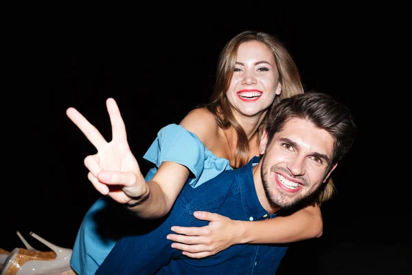 Glada unga paret visar tecken på fred och ha kul — Stockfoto