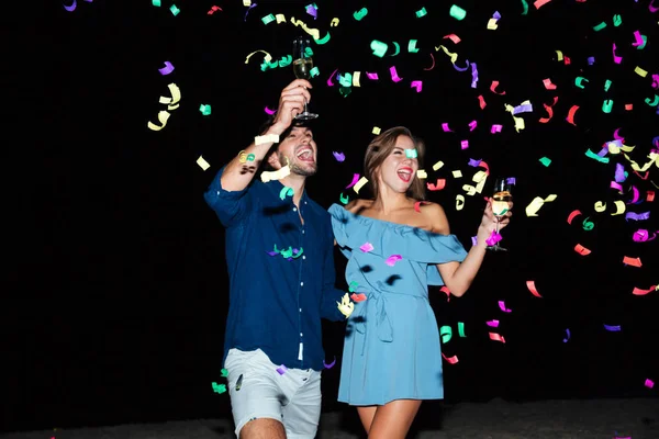 Casal bebendo champanhe e celebrando à noite — Fotografia de Stock