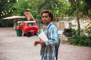 Adam sırt çantası ve parkta yürüyüş kitaplar