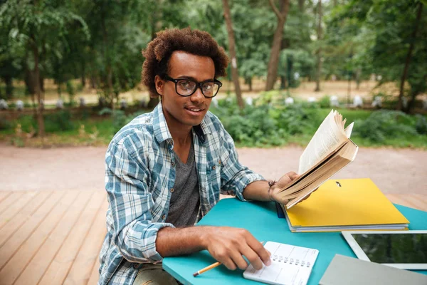 Homem africano feliz estudando ao ar livre — Fotografia de Stock