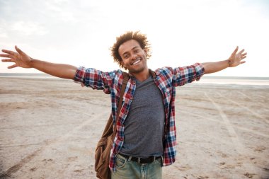 Yaymak silah ile neşeli adam ayakta Plajı'nda açıldı