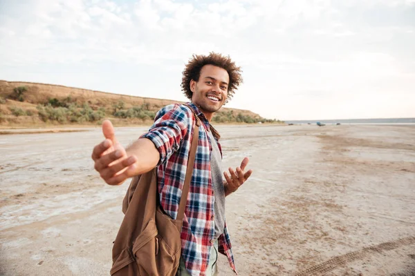 Glada afrikanska ung man bjuder in dig att gå med honom — Stockfoto