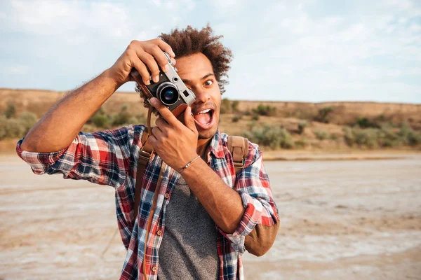 Vrolijke man fotograferen en plezier op het strand — Stockfoto