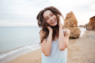 Plajda eğlenmek Cheeerful kadın