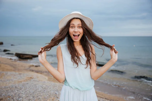 Весела смішна дівчина розважається на пляжі — стокове фото