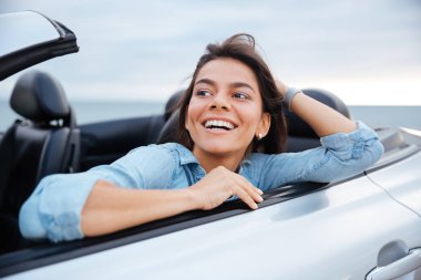 Onun cabriolet dinlenme gülümseyen esmer kadın