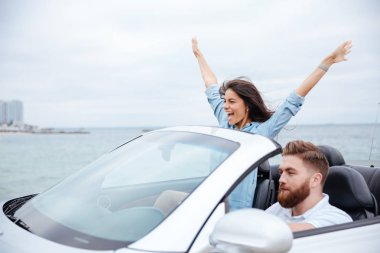 Araba yol yolculuk sürücüsünde genç güzel Çift