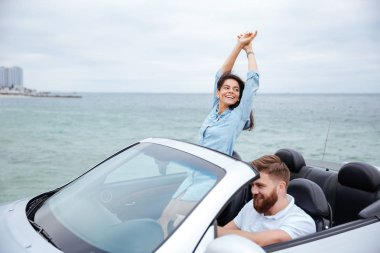 Cabrio araba sürüş yolculuğa genç Çift