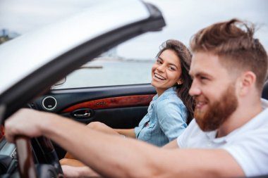 Neşeli çift onların Cabrio Araba sürme sırasında gülümseyen