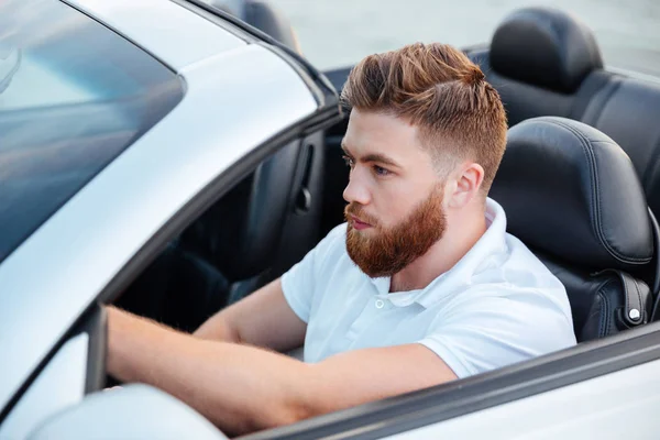 Pohledný mladý vousatý muž řídil jeho auto — Stock fotografie