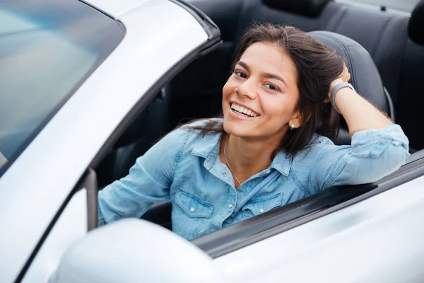 カブリオレを運転美しい少女の肖像画 — ストック写真