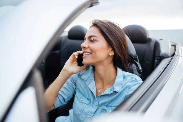 Araba ve cep telefonu üzerinde konuşurken mutlu kadın — Stok fotoğraf