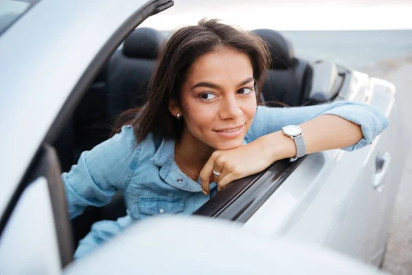 Portret van lachende vrouw converteerbare auto rijden — Stockfoto