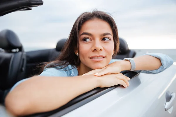 Portrét usmívající se žena sedí v jejím kabrioletem — Stock fotografie
