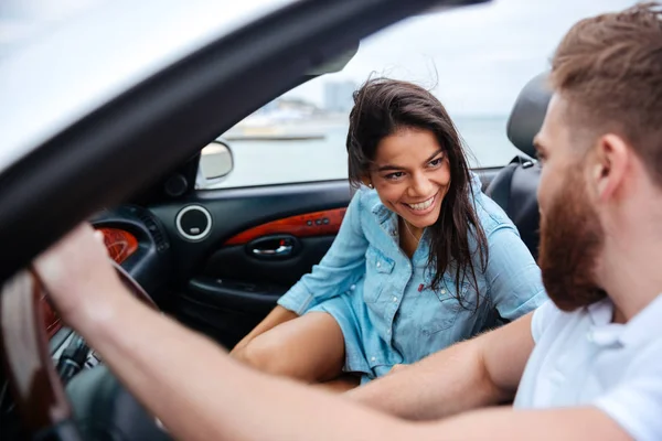 Felice uomo e donna che guidano in auto cabriolet — Foto Stock