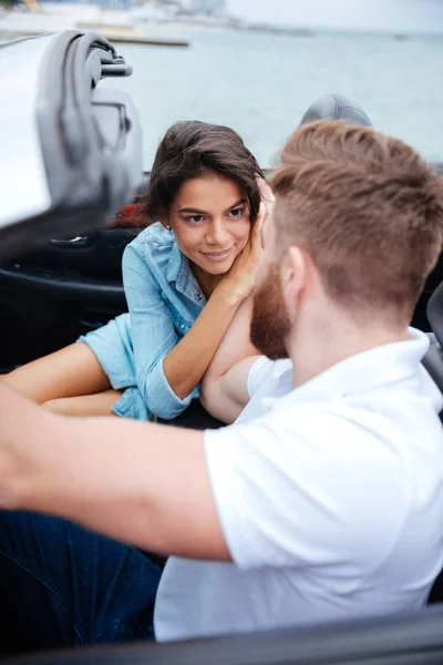 Felice uomo e donna che guidano in auto cabriolet — Foto Stock