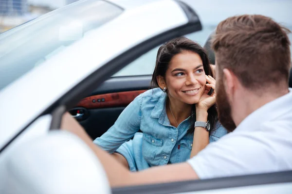 Tillgiven par på semester med sin bil — Stockfoto