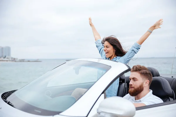 Joven hermosa pareja en viaje por carretera conducir en coche —  Fotos de Stock